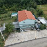 Dvoetažna kuća s bazenom, uređenim parkingom i više od 5.000 m2 zemljišta